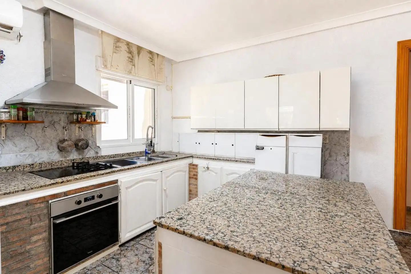 Kitchen of Houses for sale in Elche / Elx  with Air Conditioner, Private garden and Terrace