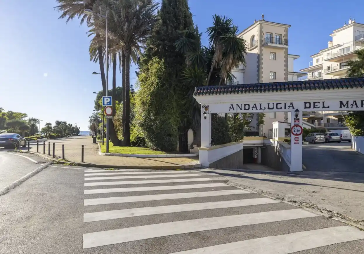 Vista exterior de Planta baixa en venda en Marbella amb Aire condicionat, Terrassa i Piscina