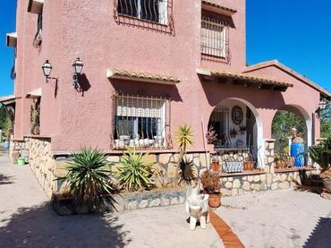Chalet con balcón en venta en Navarrés