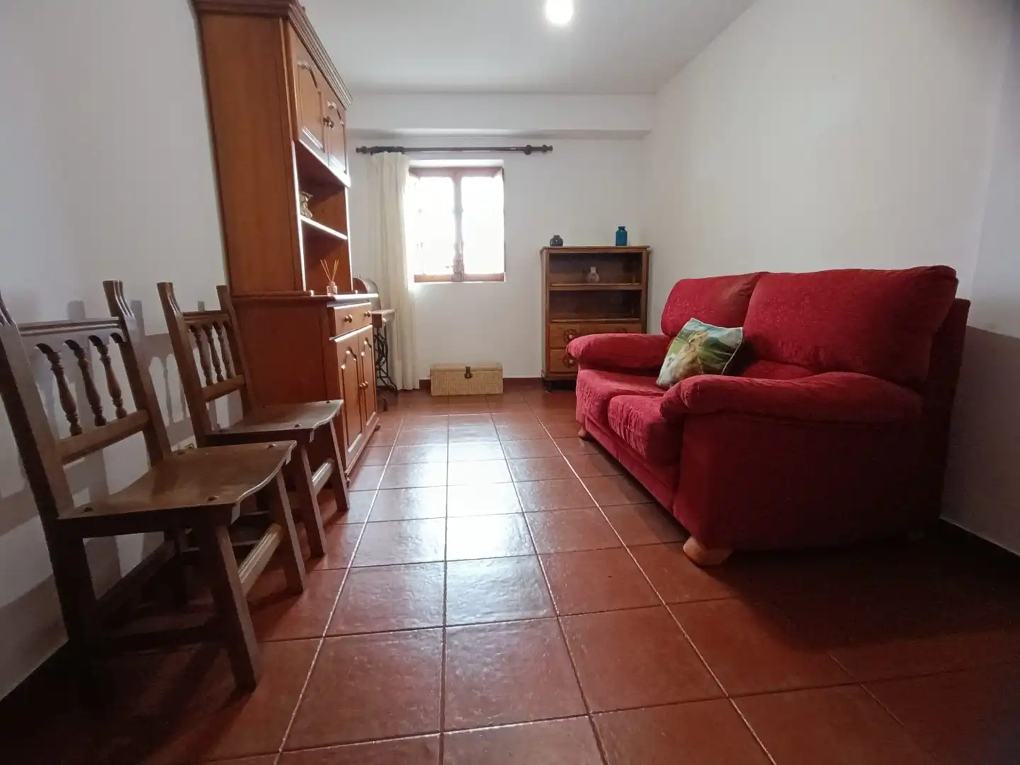Wohnzimmer von Einfamilien-Reihenhaus zum Verkauf in Valdáliga mit Heizung, Abstellraum und Balkon