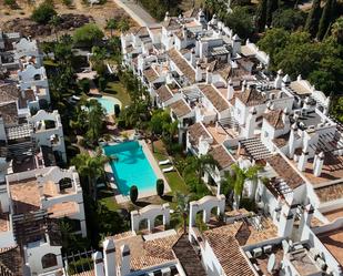 Vista exterior de Pis en venda en Marbella amb Jardí privat i Piscina comunitària