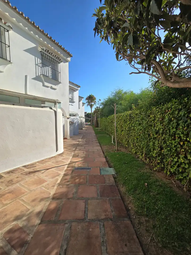 Jardí de Casa adosada en venda en Marbella amb Aire condicionat, Terrassa i Moblat
