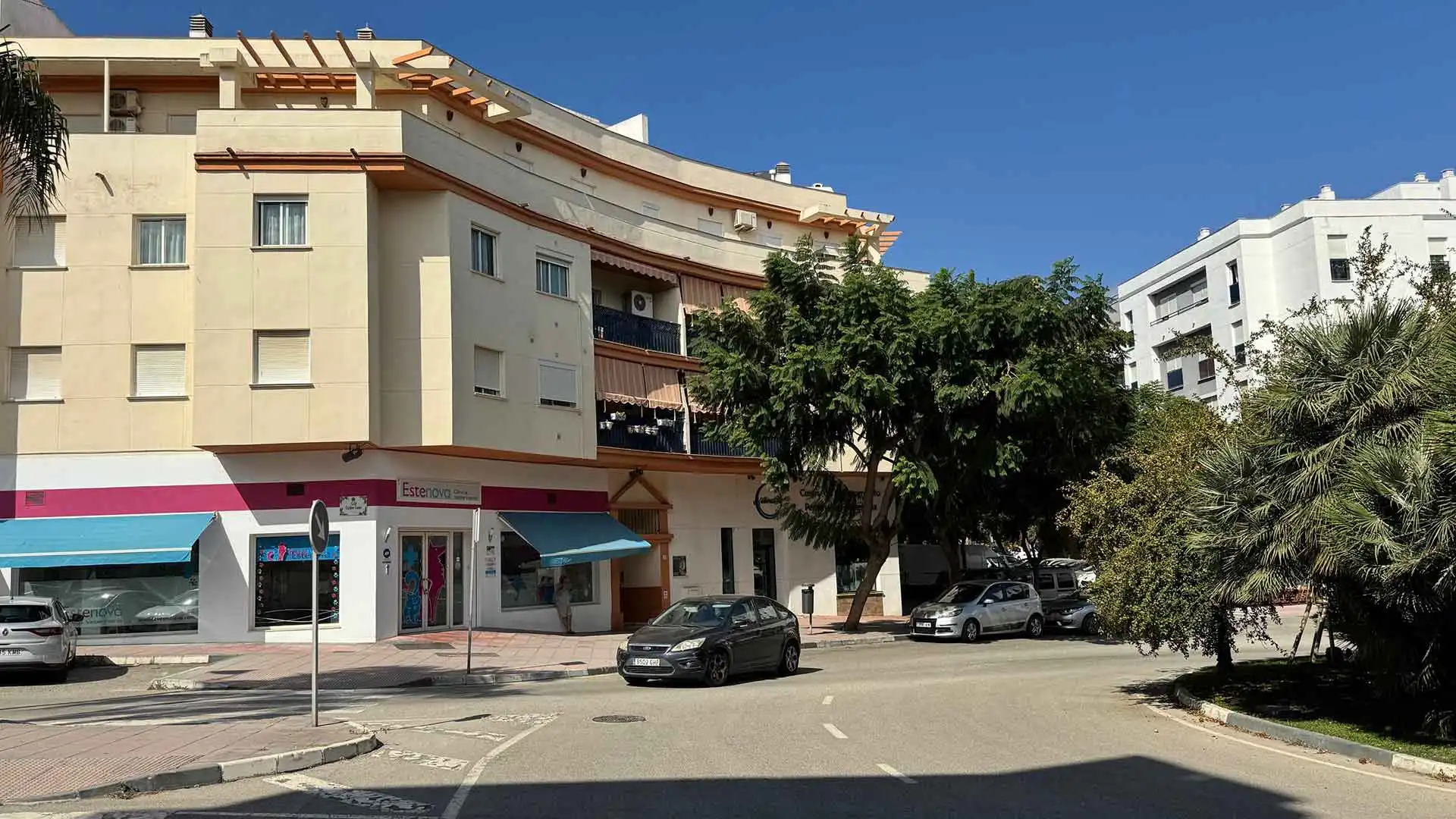 Vista exterior de Àtic en venda en Estepona amb Aire condicionat, Terrassa i Piscina