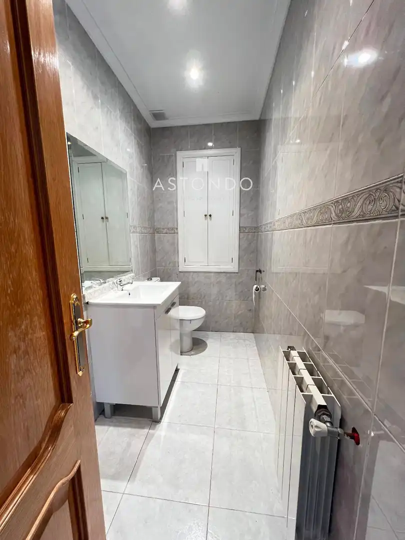 Baño de Casa o chalet de alquiler en Ciudalcampo con Calefacción, Jardín privado y Terraza