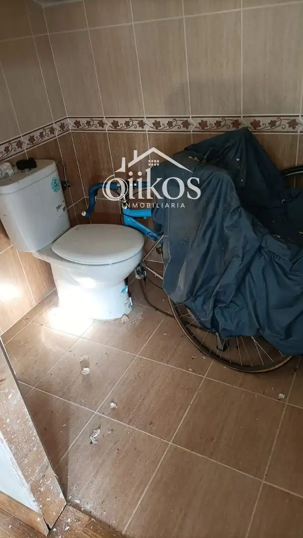 Bathroom of Houses for sale in Calvarrasa de Arriba