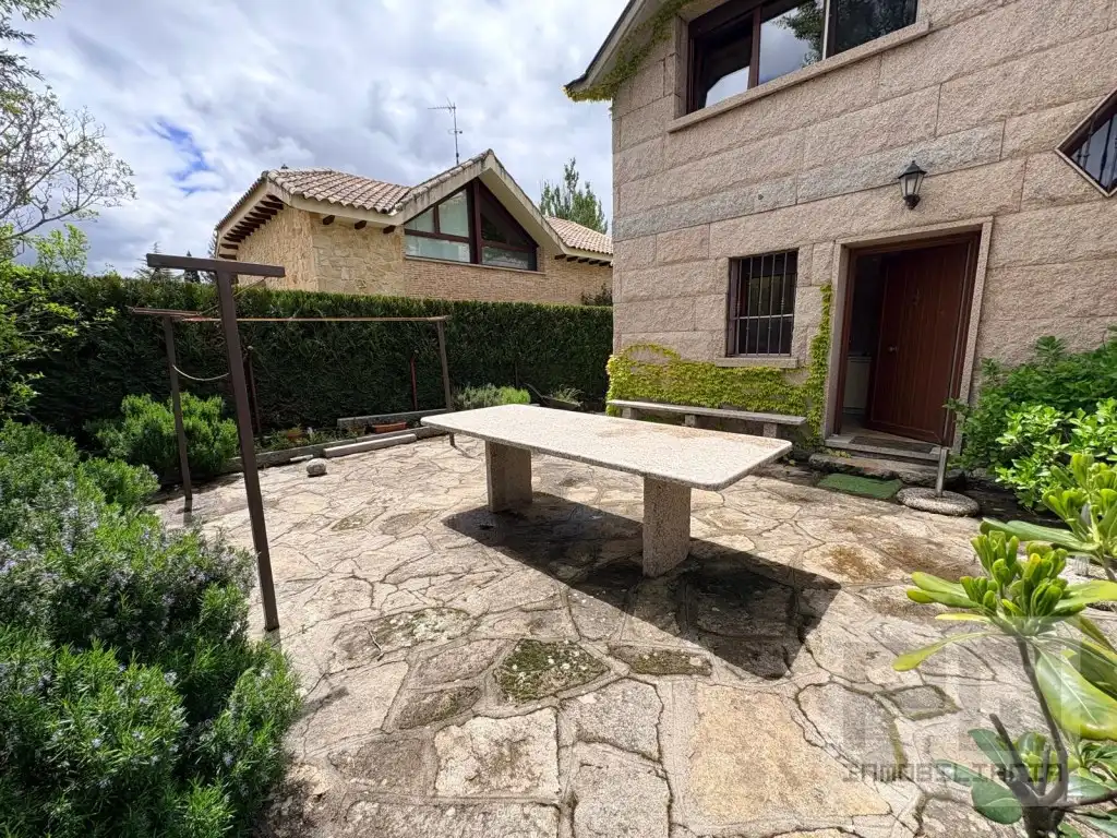 Terrasse von Haus oder Chalet zum Verkauf in Las Navas del Marqués  mit Ofen, Waschmaschine und Mikrowelle
