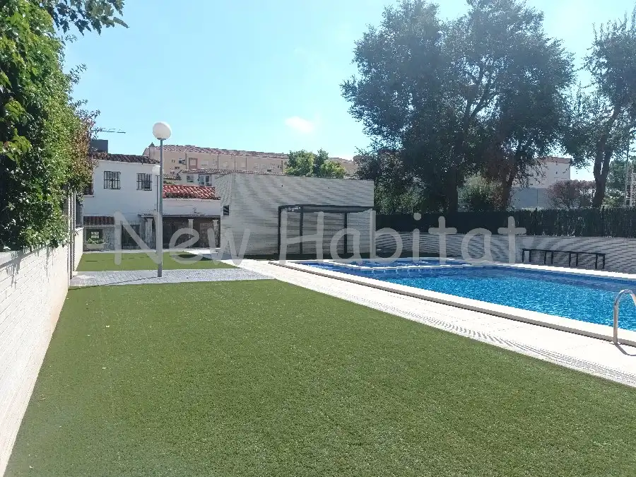 Piscina de Casa adosada en venta en Castellón de la Plana / Castelló de la Plana con Aire acondicionado, Jardín privado y Terraza