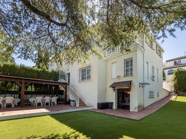 House with pool for sale in Altos de la Zubia