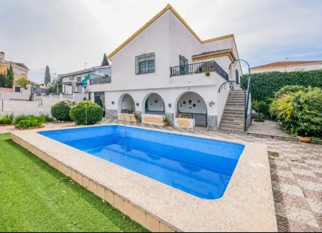 Xalet amb piscina en venda a Calle JUPITER UR.MONTELUZ