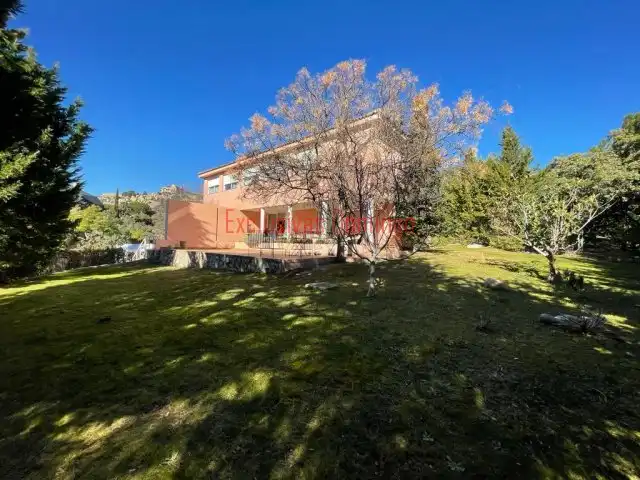 Vista exterior de Casa o xalet de lloguer en Torrelodones amb Calefacció, Jardí privat i Terrassa