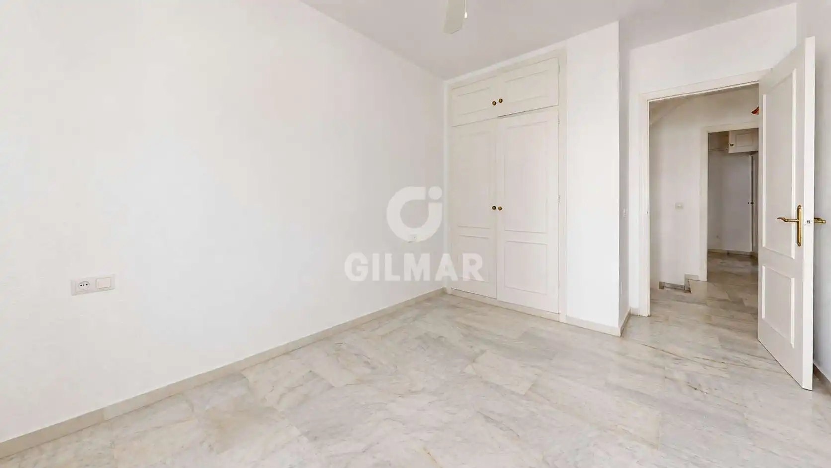Habitación de Casa adosada en venta en Fuengirola con Calefacción, Jardín privado y Piscina