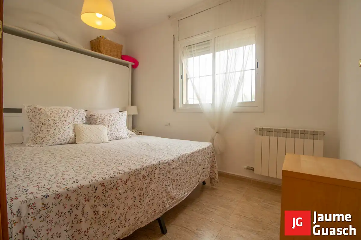 Schlafzimmer von Einfamilien-Reihenhaus zum Verkauf in Torredembarra mit Klimaanlage, Heizung und Privatgarten