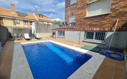 Piscina de Casa adosada en venda en Villaviciosa de Odón amb Aire condicionat, Terrassa i Piscina