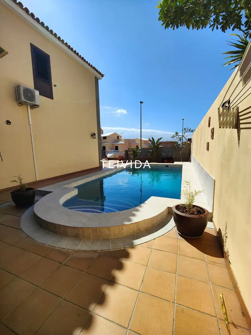 Piscina de Casa adosada en venda en Candelaria amb Terrassa i Traster