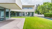 Jardí de Casa o xalet en venda en  Madrid Capital amb Calefacció, Jardí privat i Piscina