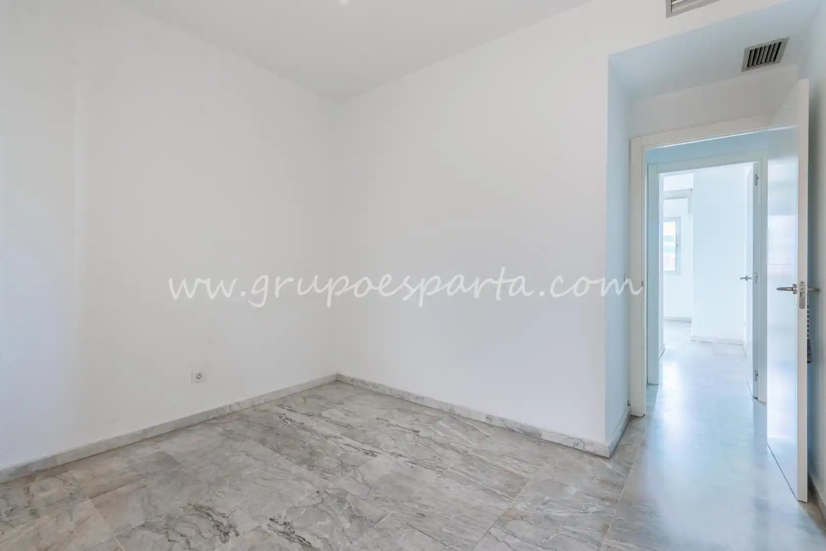 Flat for sale in Sevilla  with Air Conditioner and Balcony