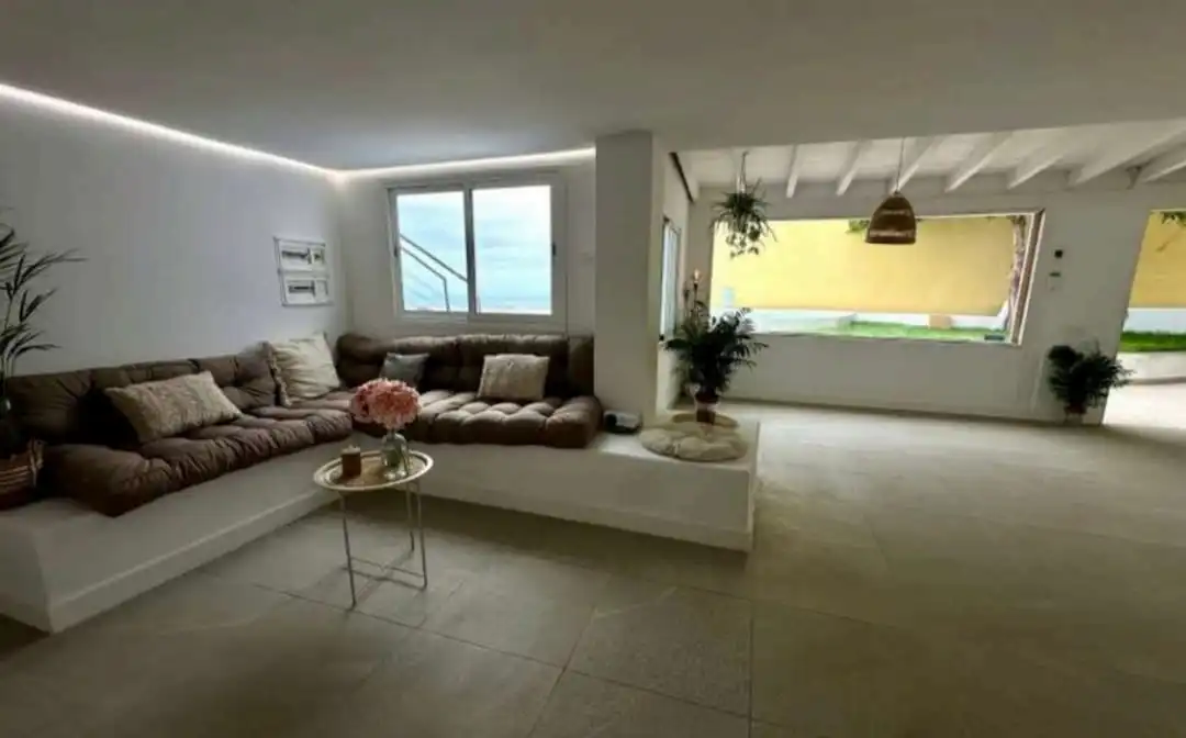 Sala d'estar de Casa o xalet en venda en Adeje amb Jardí privat, Terrassa i Piscina