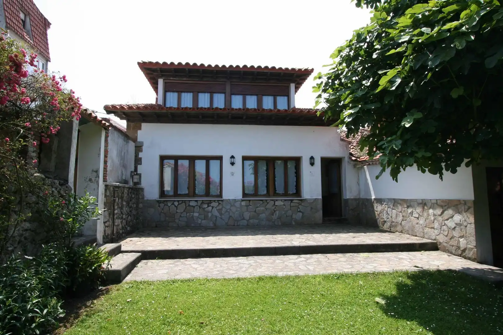 Vista exterior de Casa o chalet en venta en Comillas (Cantabria) con Alarma