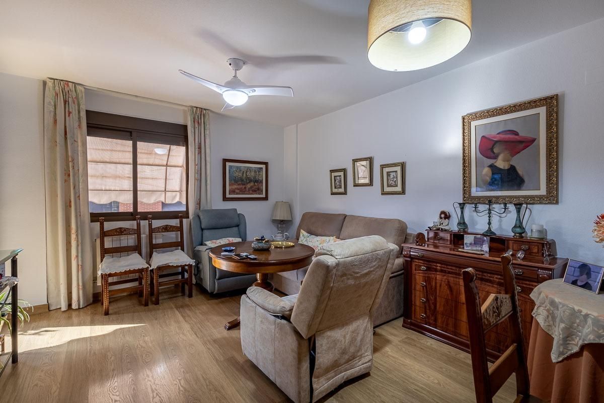 Living room of Flat for sale in  Granada Capital  with Air Conditioner, Terrace and Storage room