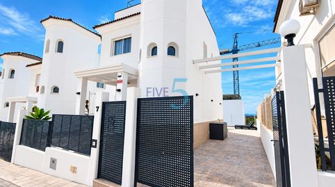 Villa de 2 dormitorios totalmente renovada orientada al sureste, con solario privado y piscina comunal, La Marina! Situada en una, imatge 5
