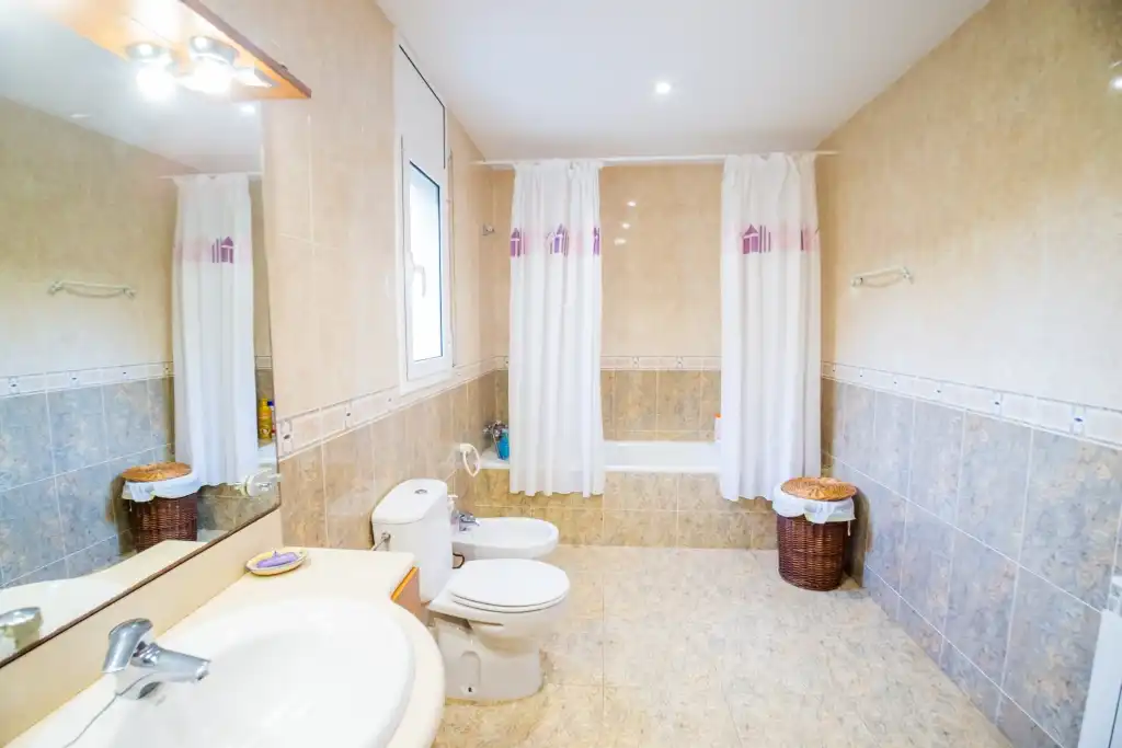 Baño de Casa o chalet en venta en Castell d'Aro, Platja d'Aro i s'Agaró con Calefacción, Jardín privado y Piscina
