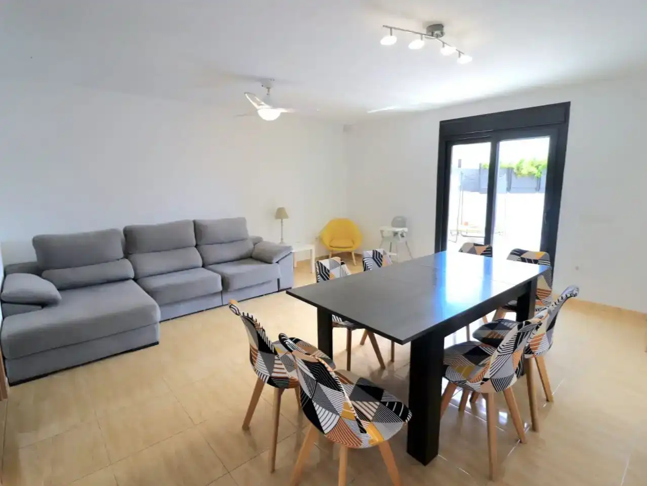 Sala d'estar de Casa adosada en venda en Mont-roig del Camp amb Aire condicionat i Piscina