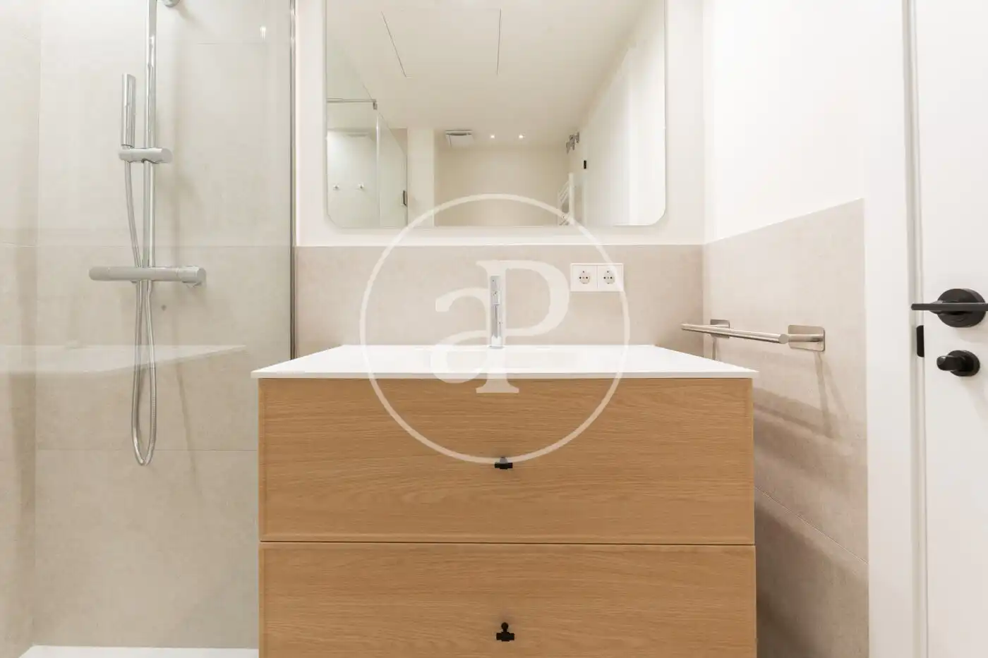 Badezimmer von Wohnung zur Miete in Madrid mit Klimaanlage, Heizung und Privatgarten