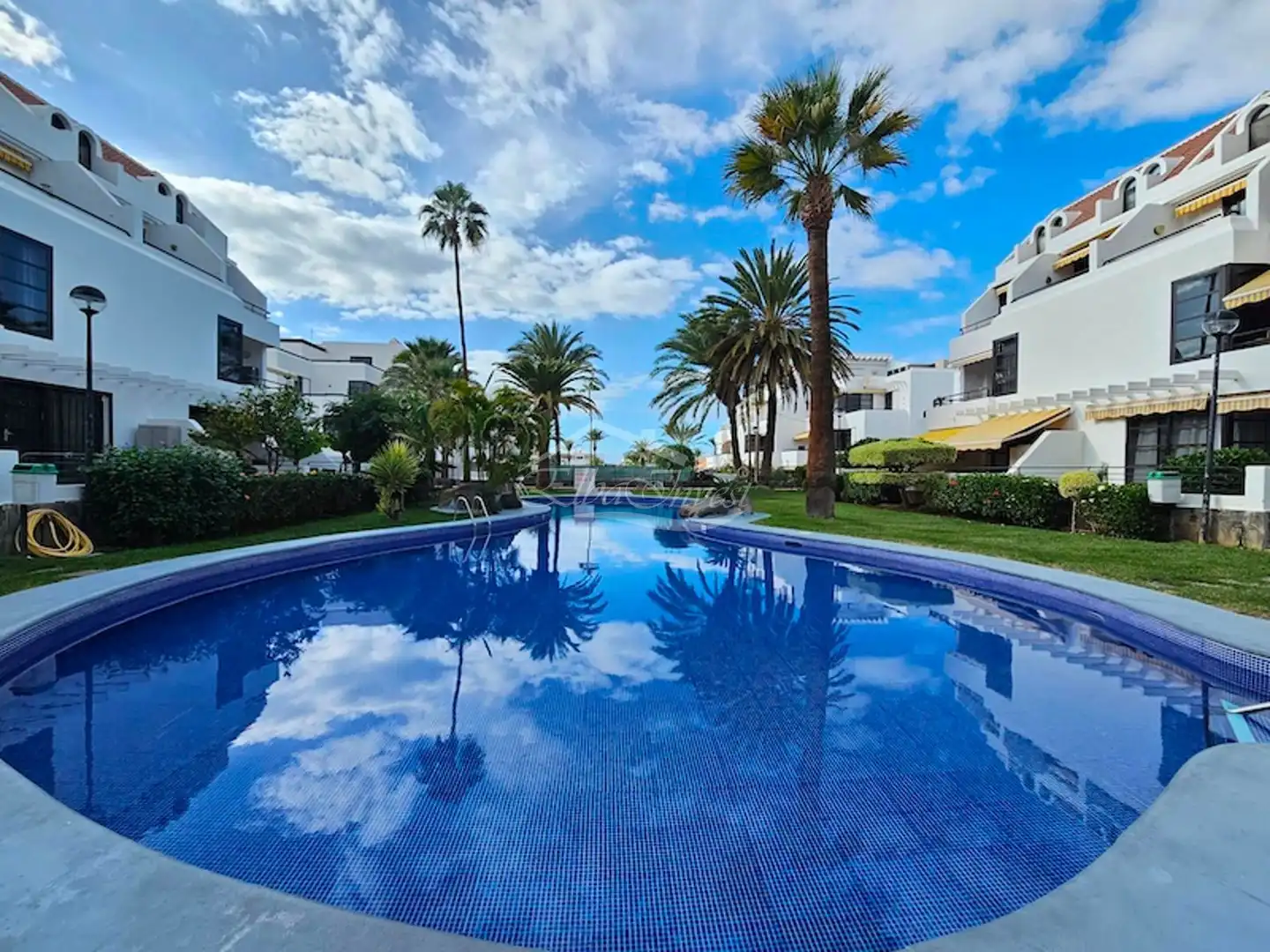 Vista exterior de Piso en venta en Arona con Aire acondicionado, Terraza y Piscina