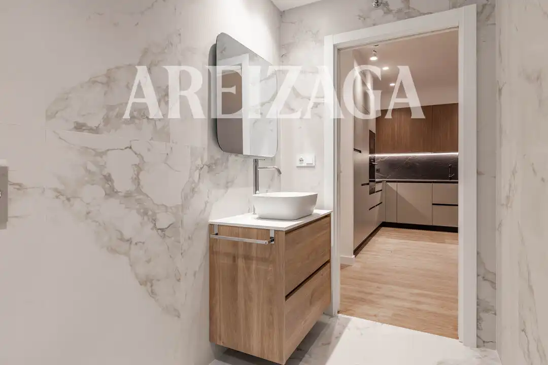 Bathroom of Flat for sale in Donostia - San Sebastián   with Heating, Terrace and Balcony