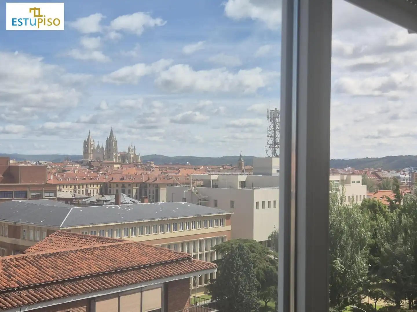 Vista exterior de Pis en venda en León Capital 