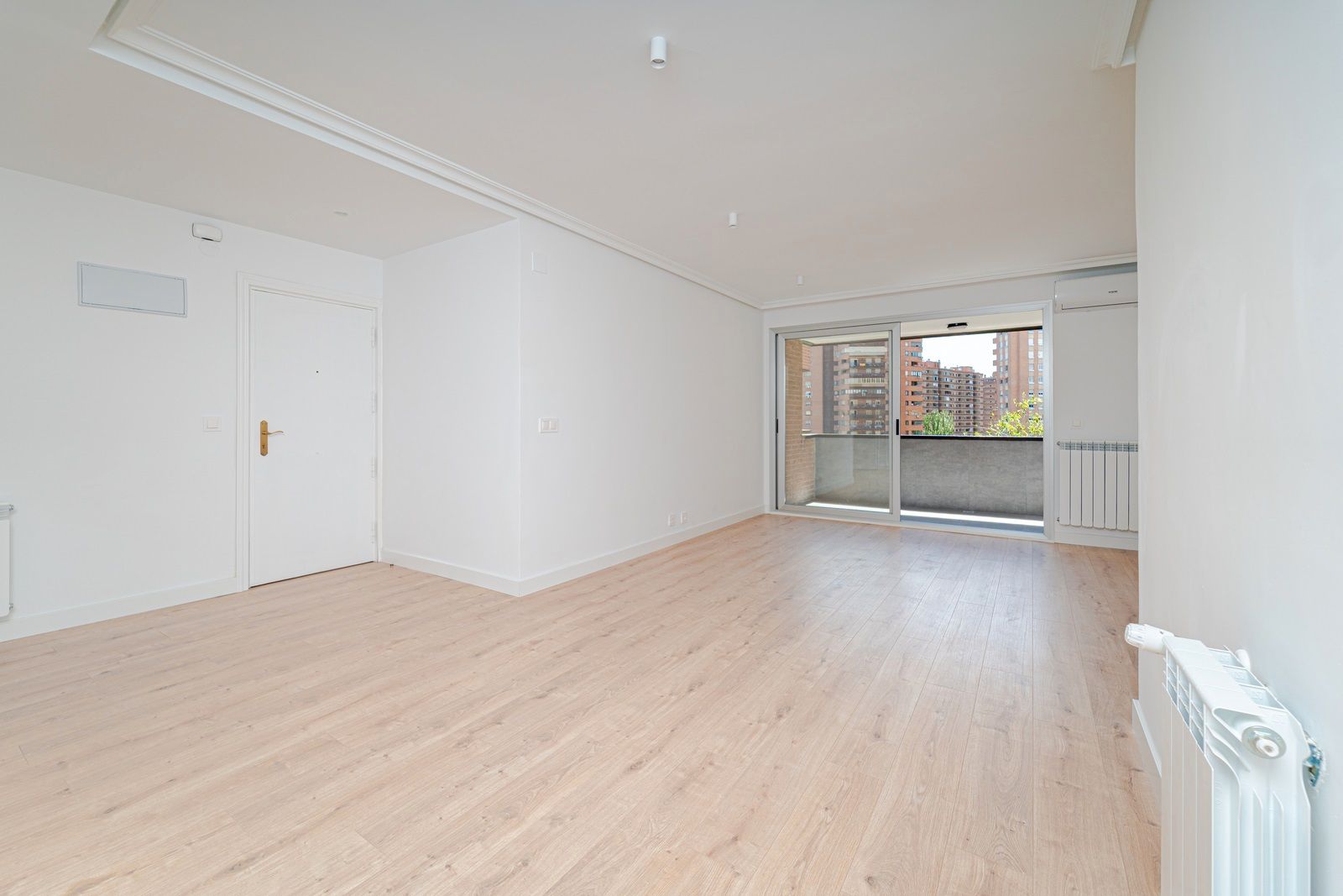 Living room of Flat for sale in  Madrid Capital  with Air Conditioner, Parquet flooring and Terrace