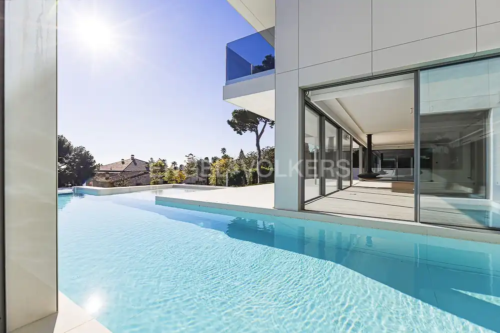 Piscina de Casa o chalet en venta en Barcelona con Aire acondicionado, Calefacción y Jardín privado