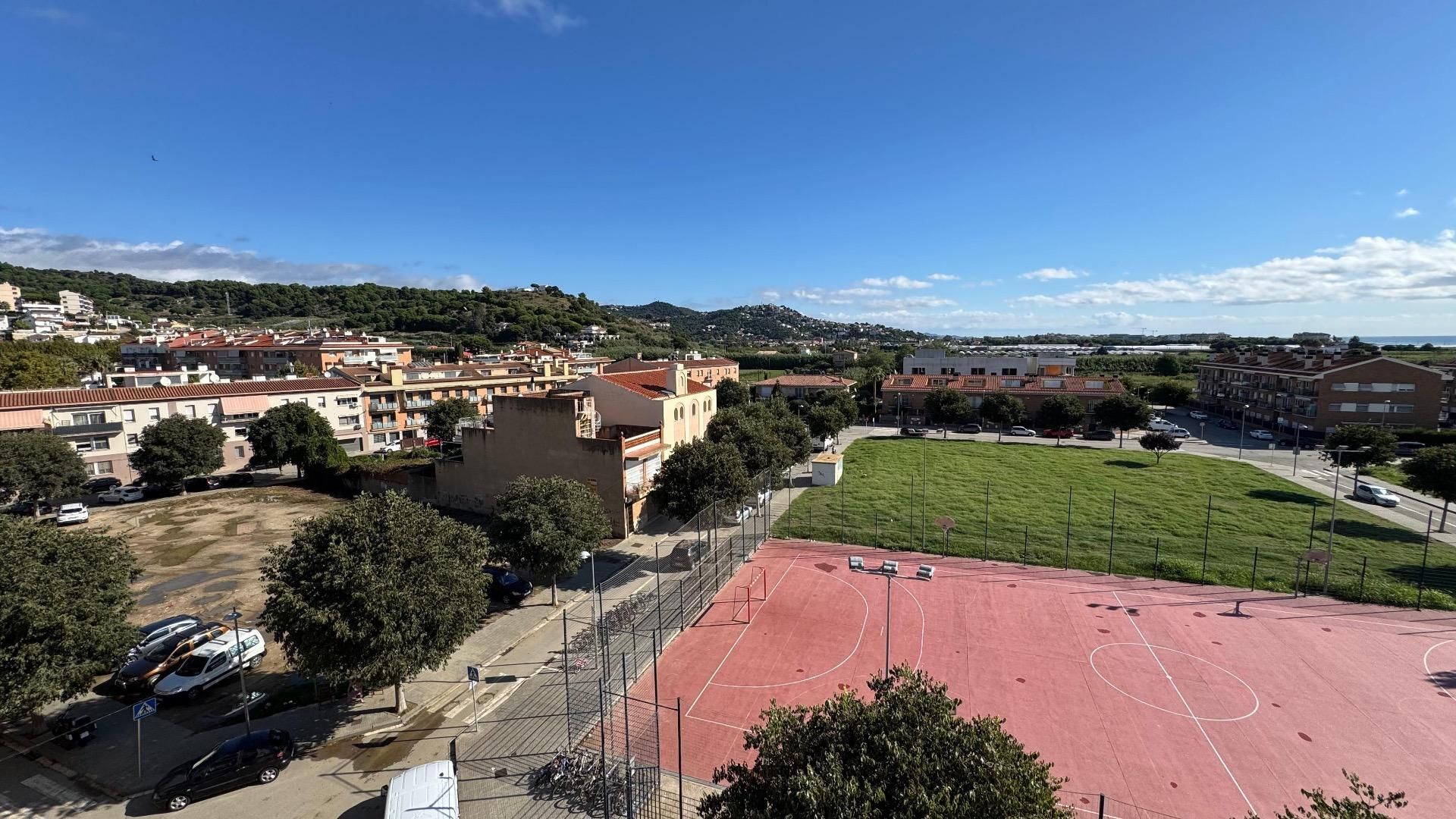 Vista exterior de Àtic en venda en Pineda de Mar amb Terrassa i Balcó