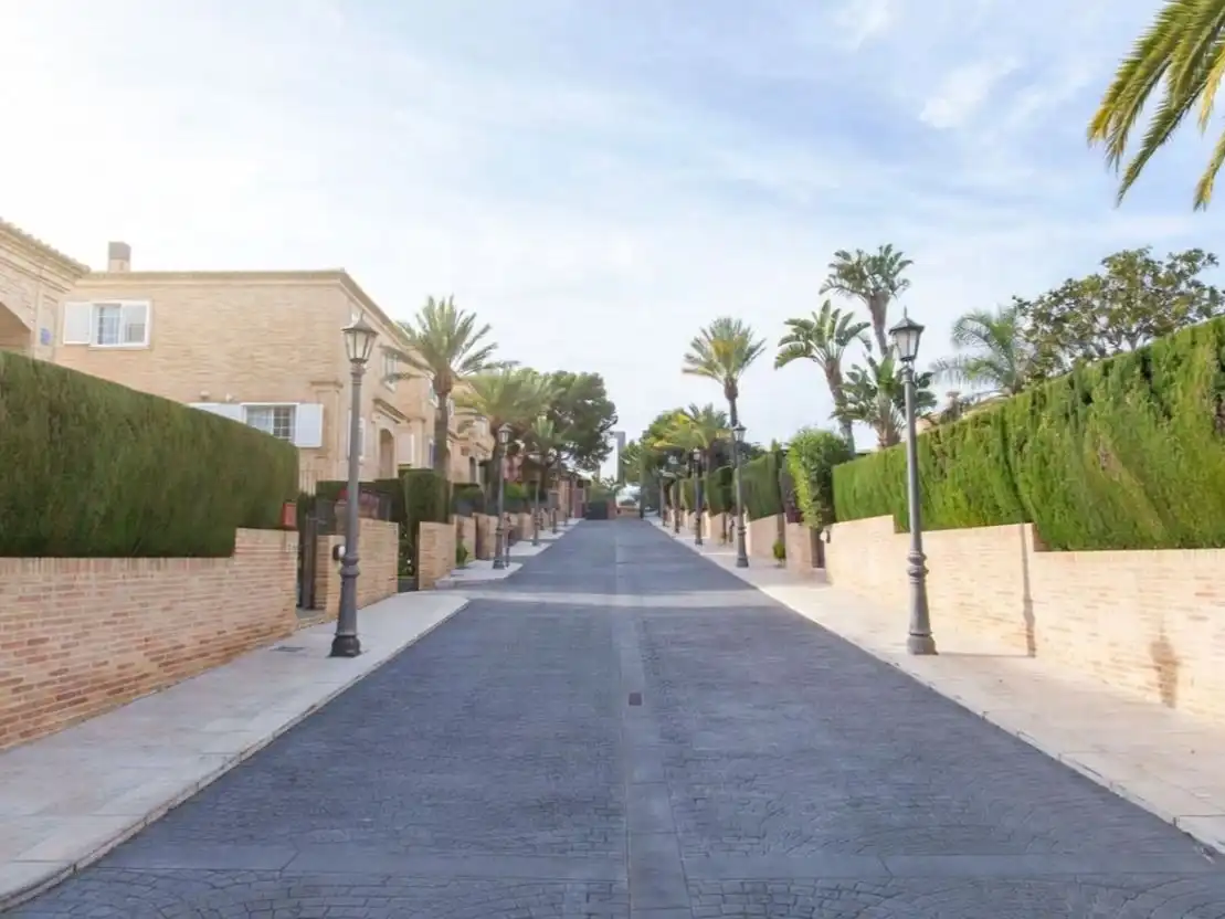 Chalet con piscina en venta en MANUEL OLIAG 6, imagen 6