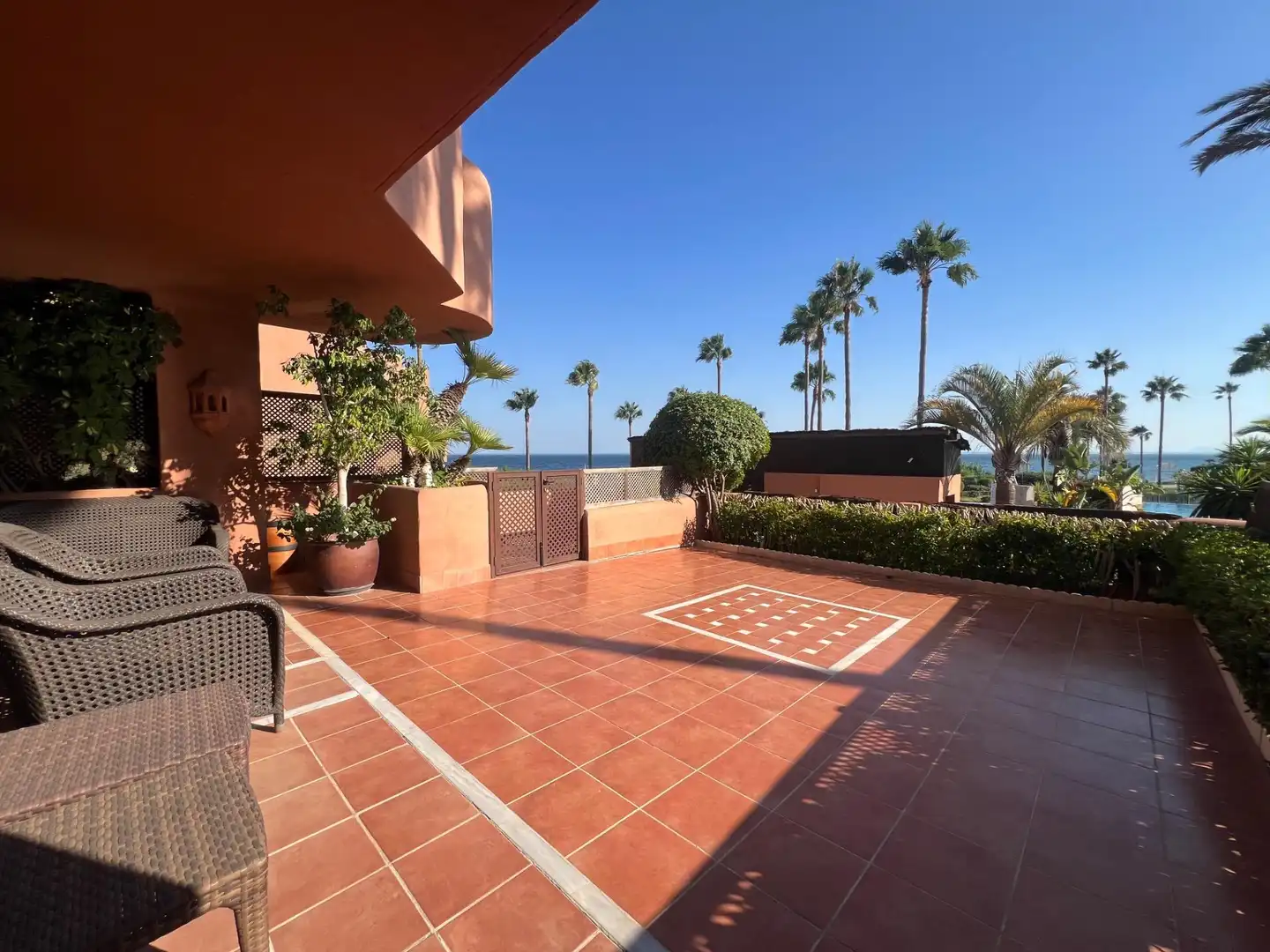 Terrasse von Wohnung zum Verkauf in Estepona mit Klimaanlage, Privatgarten und Terrasse