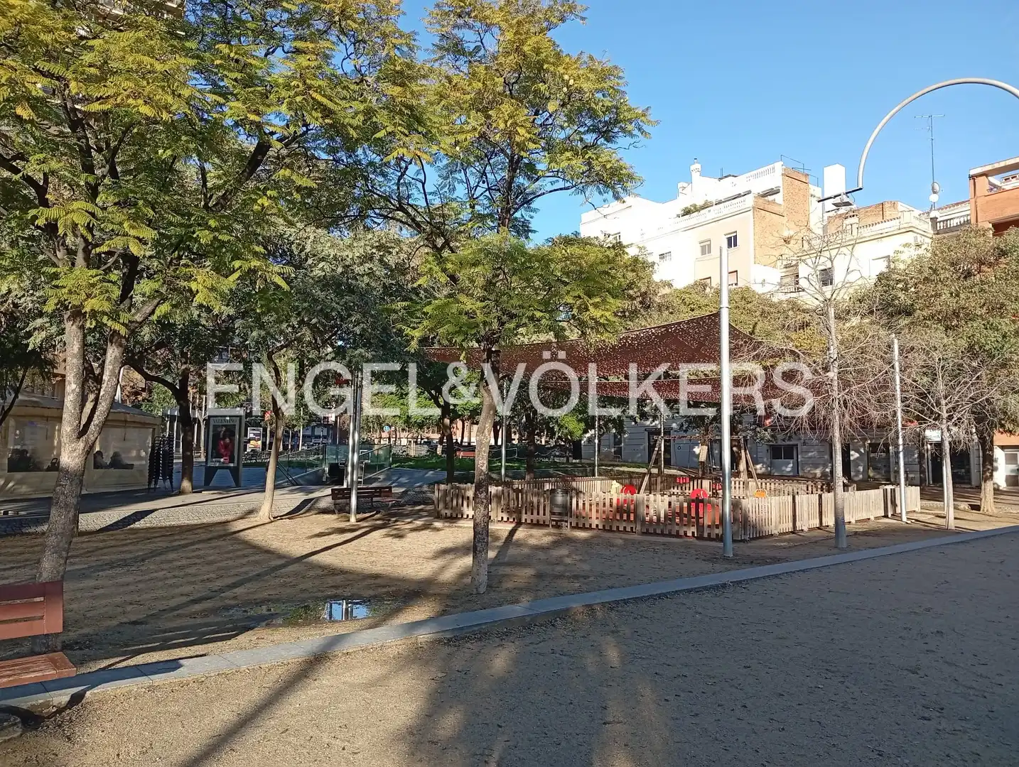 Dachboden zum Verkauf in Barcelona mit Heizung, Parkett und Terrasse