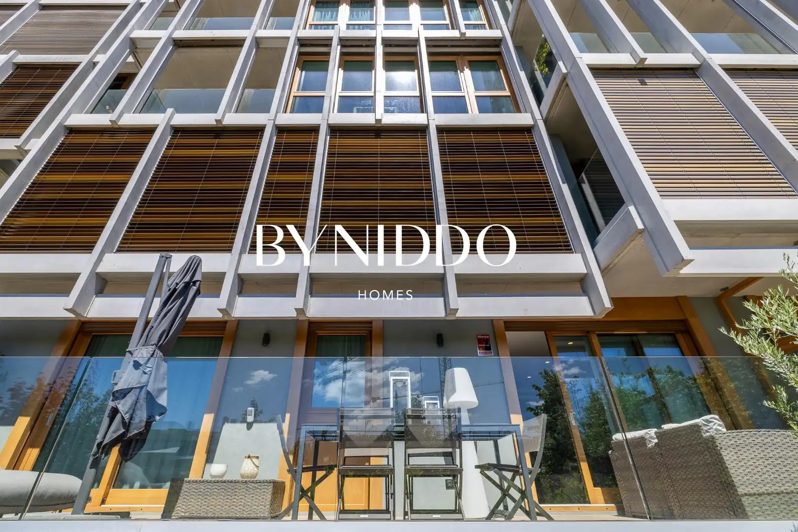 Vista exterior de Planta baixa en venda en Sant Cugat del Vallès amb Aire condicionat, Calefacció i Jardí privat