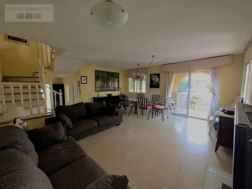 Sala d'estar de Casa adosada en venda en Casares