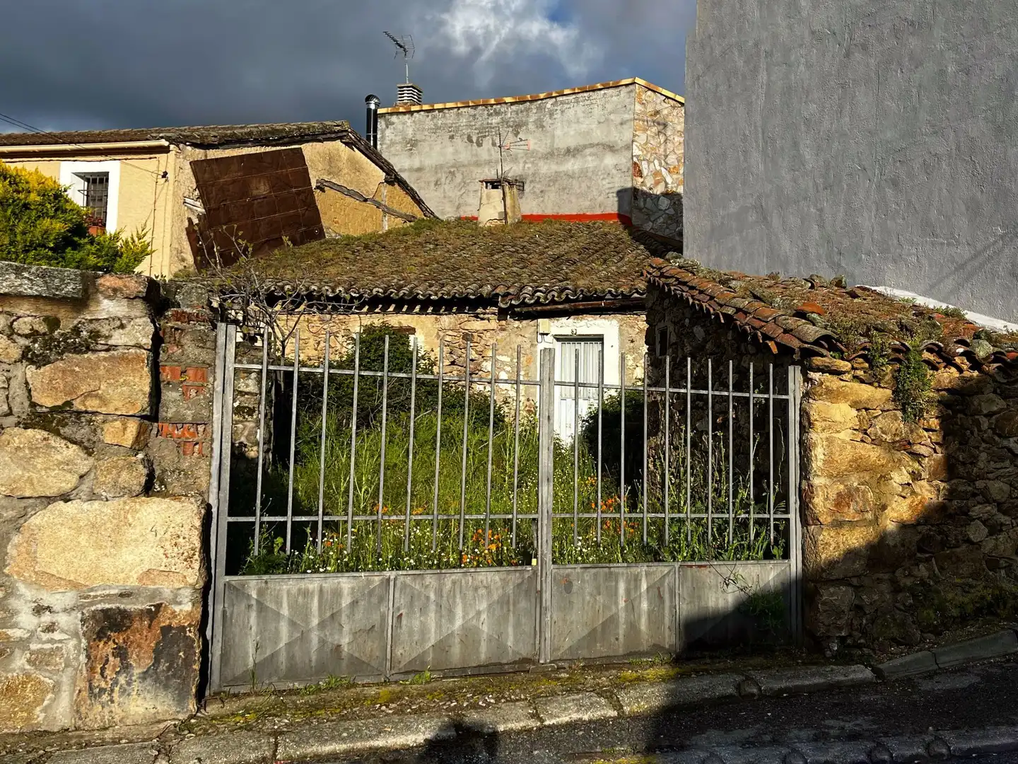 Vista exterior de Casa adosada en venta en Gargantilla del Lozoya con Jardín privado