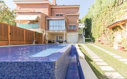 Swimming pool of Single-family semi-detached for sale in Castelldefels  with Air Conditioner, Terrace and Swimming Pool