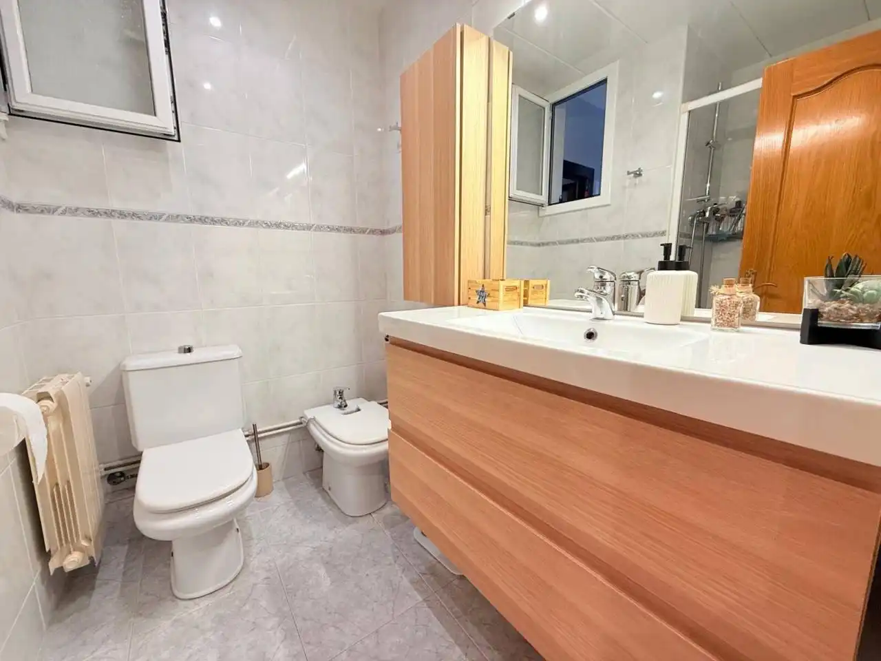 Badezimmer von Wohnung zum Verkauf in Sabadell mit Klimaanlage, Heizung und Privatgarten
