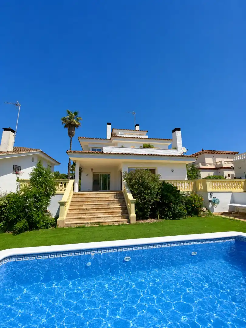 Vista exterior de Casa o chalet en venta en El Masnou con Calefacción, Jardín privado y Parquet