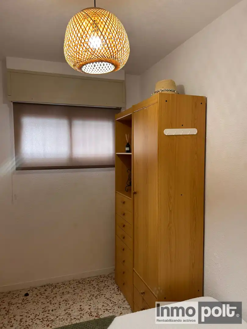 Dormitori de Apartament de lloguer en Torrevieja amb Jardí privat, Moblat i Forn