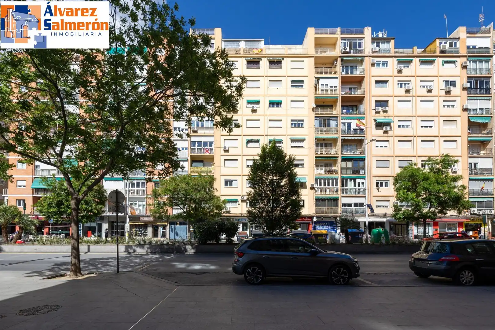 Vista exterior de Pis en venda en Granada amb Aire condicionat, Moblat i Balcó