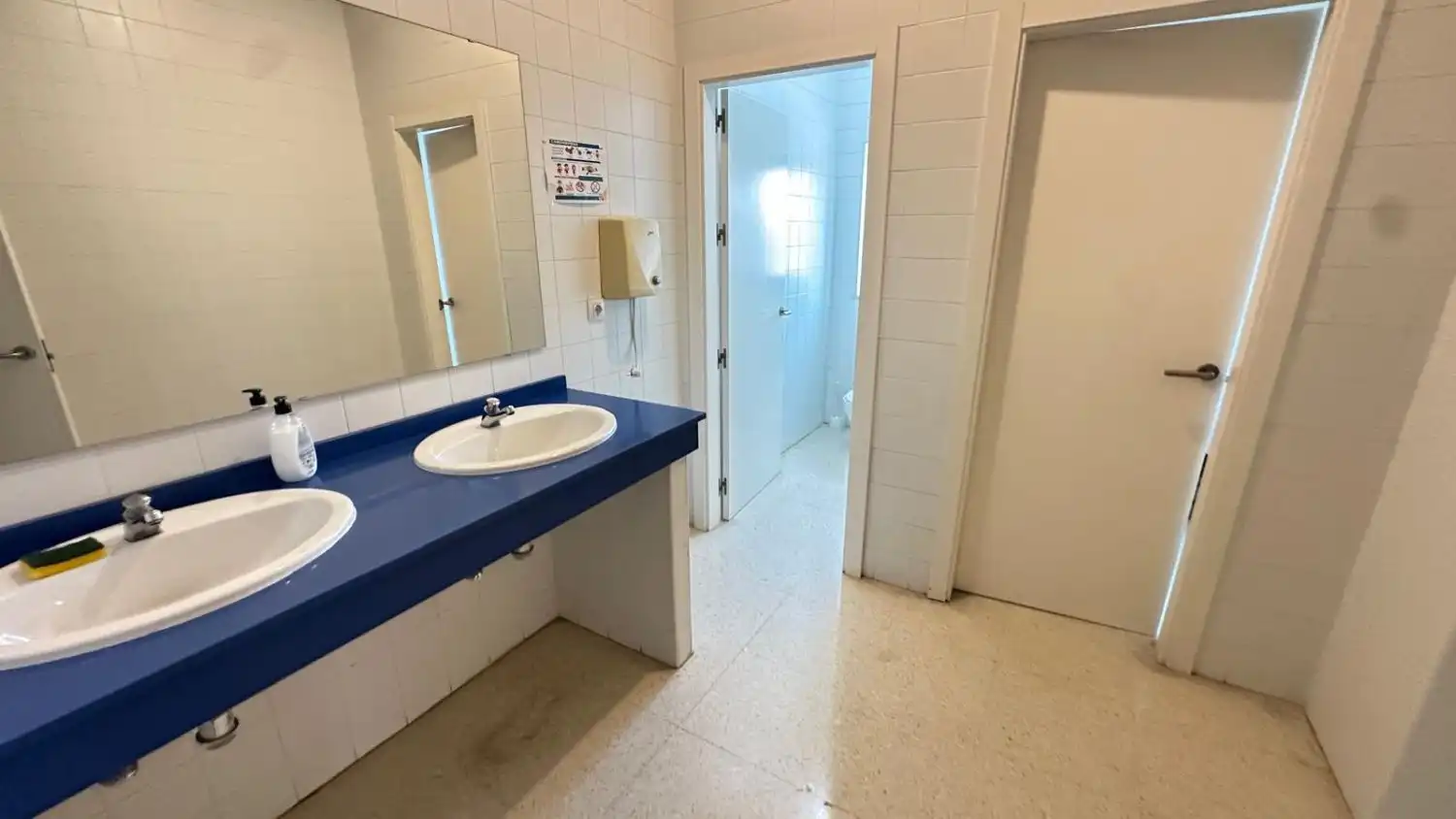 Badezimmer von Fabrikhallen zur Miete in La Rinconada