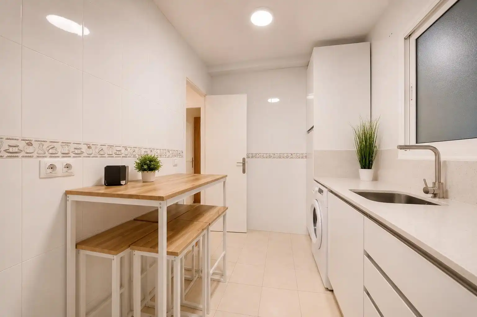 Cuina de Apartament de lloguer en Almería amb Moblat i Balcó