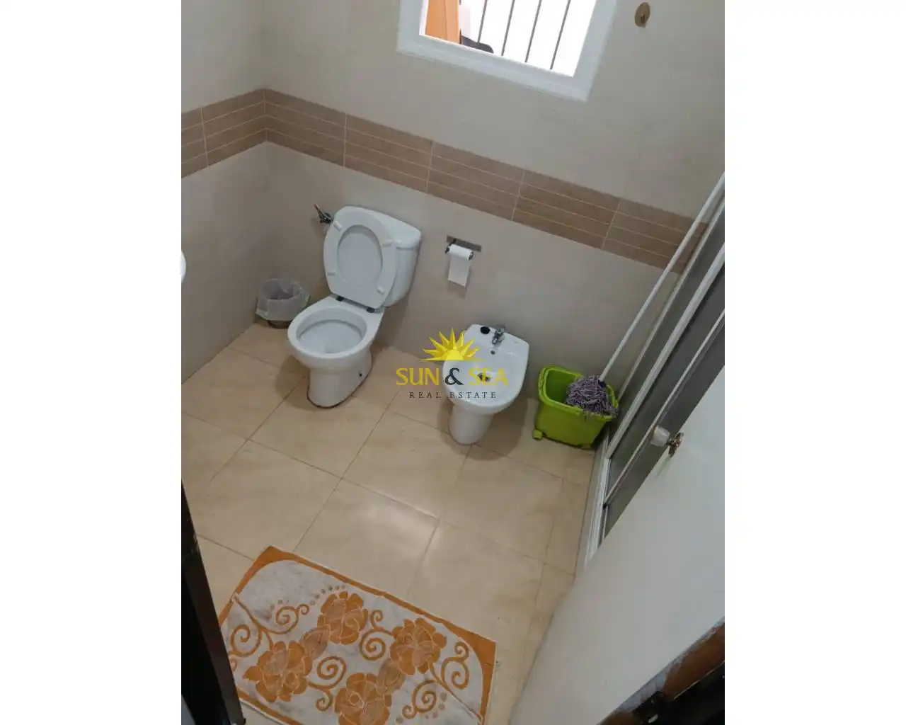 Bany de Apartament de lloguer en Torrevieja amb Aire condicionat, Calefacció i Moblat