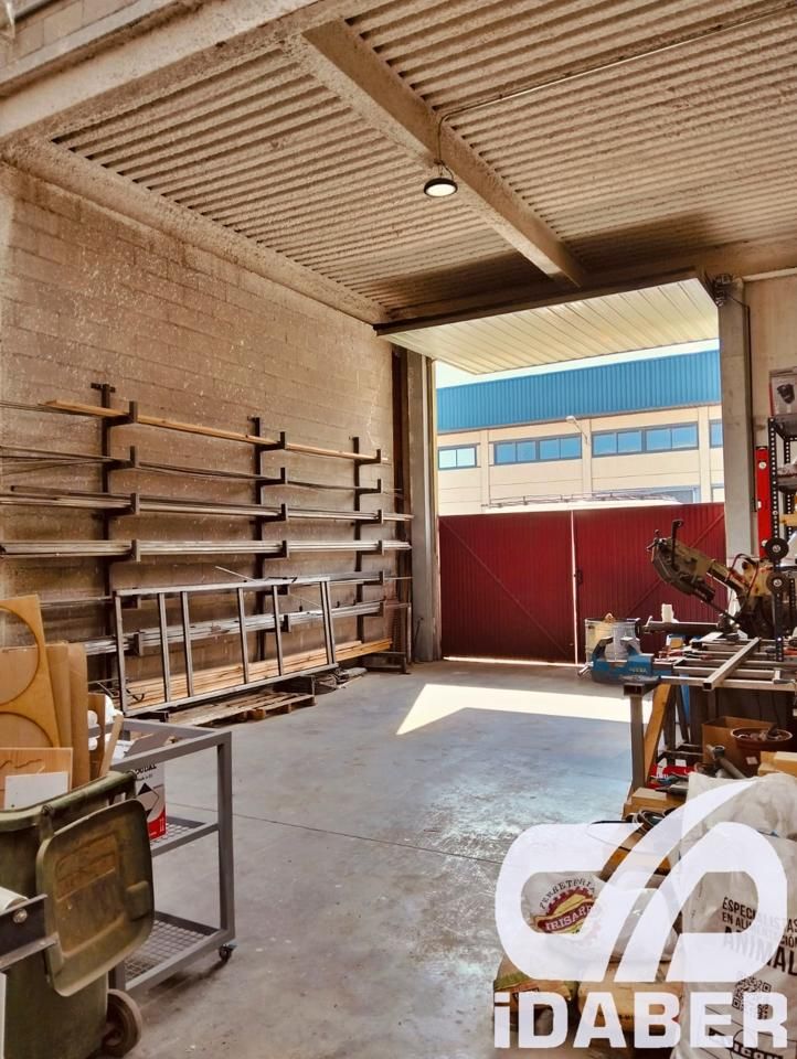 Industrial buildings to rent in Yuncler