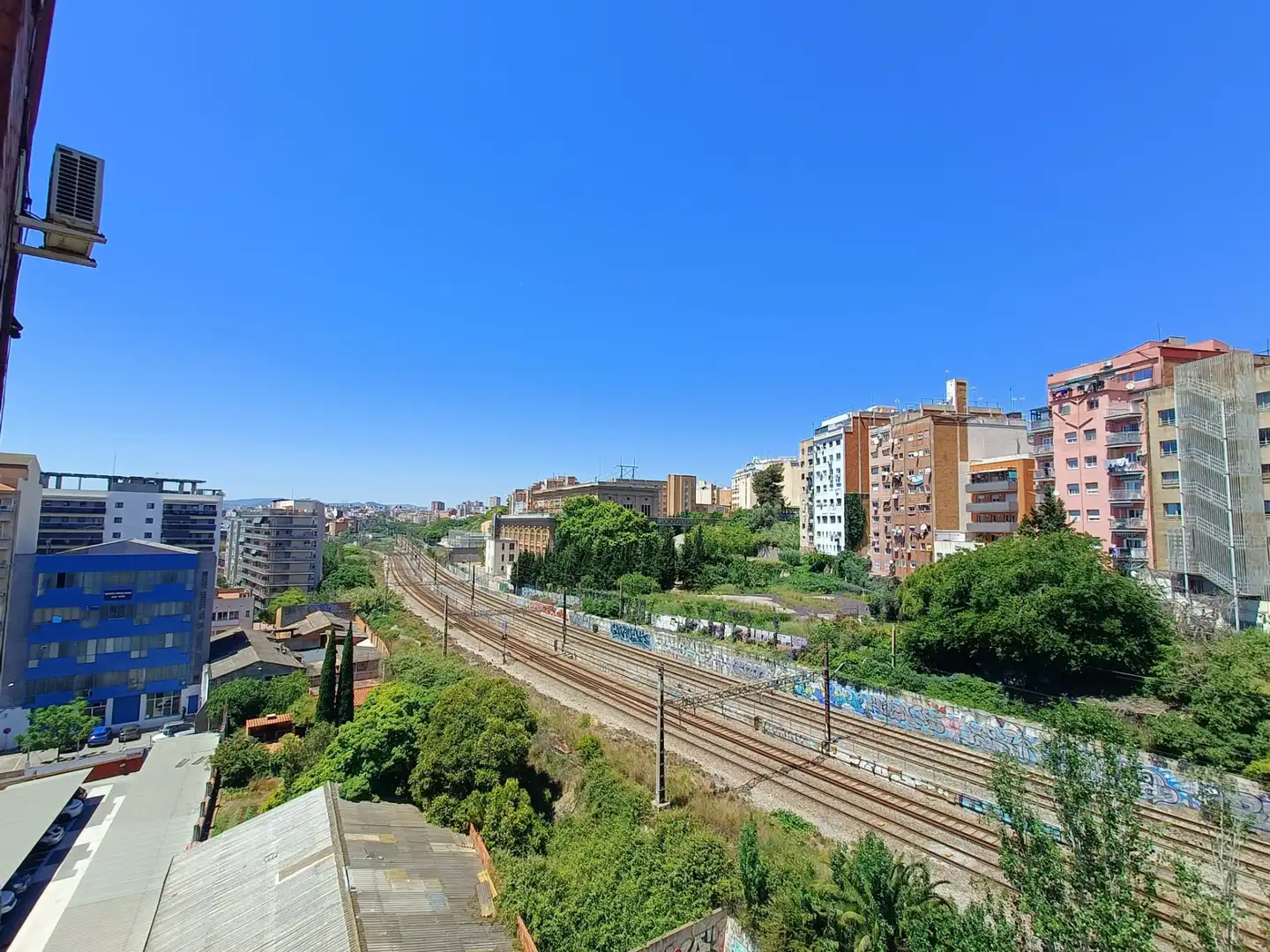 Vista exterior de Piso en venta en L'Hospitalet de Llobregat con Amueblado y Balcón