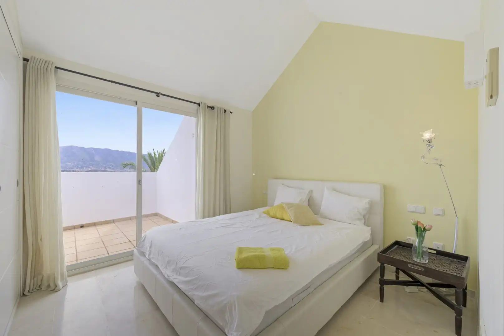 Schlafzimmer von Einfamilien-Reihenhaus zum Verkauf in Mijas mit Klimaanlage, Privatgarten und Terrasse